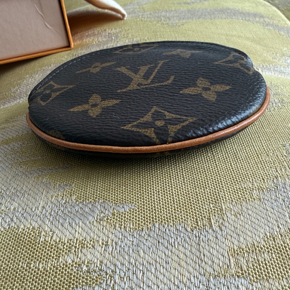 Louis Vuitton Round Coin Purse Monogram Canvas - Picture 7 of 10